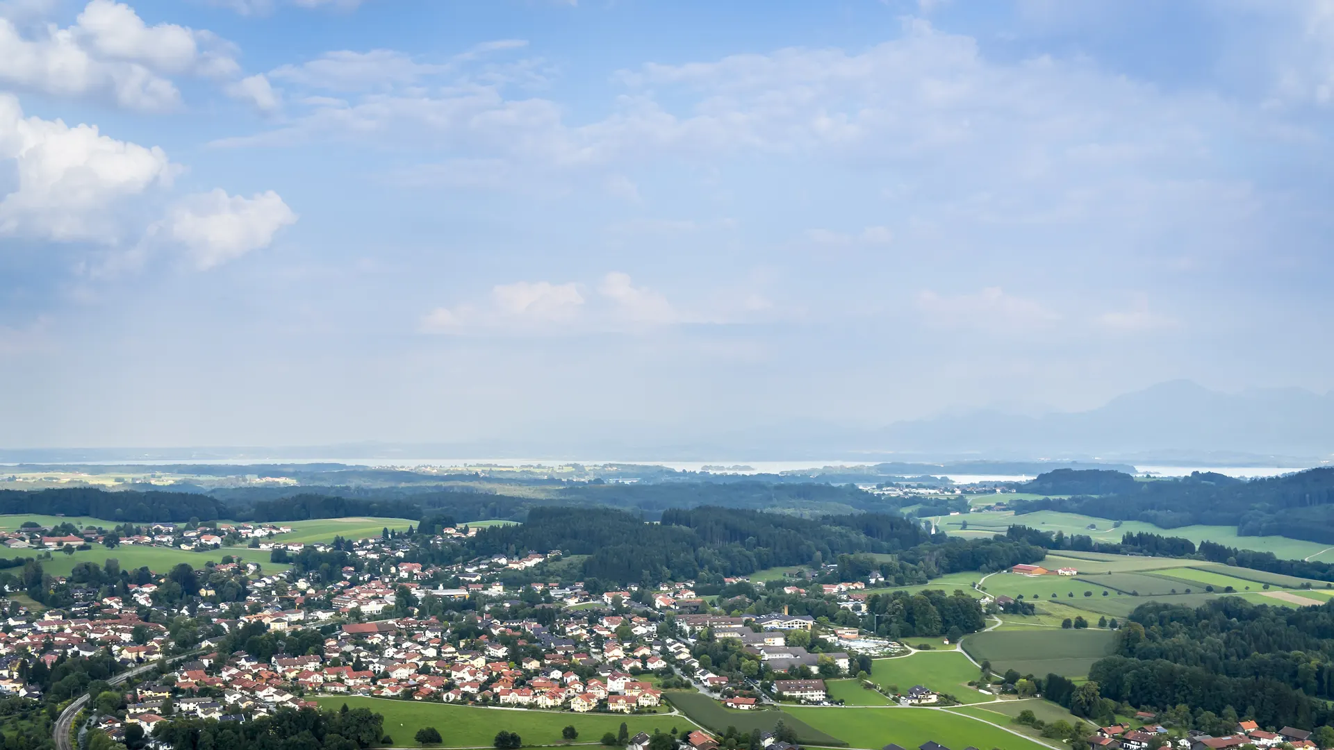 Wohnsiedlung zwischen Wiesen und Wäldern im Alpenvorland aus der Vogelperspektive
