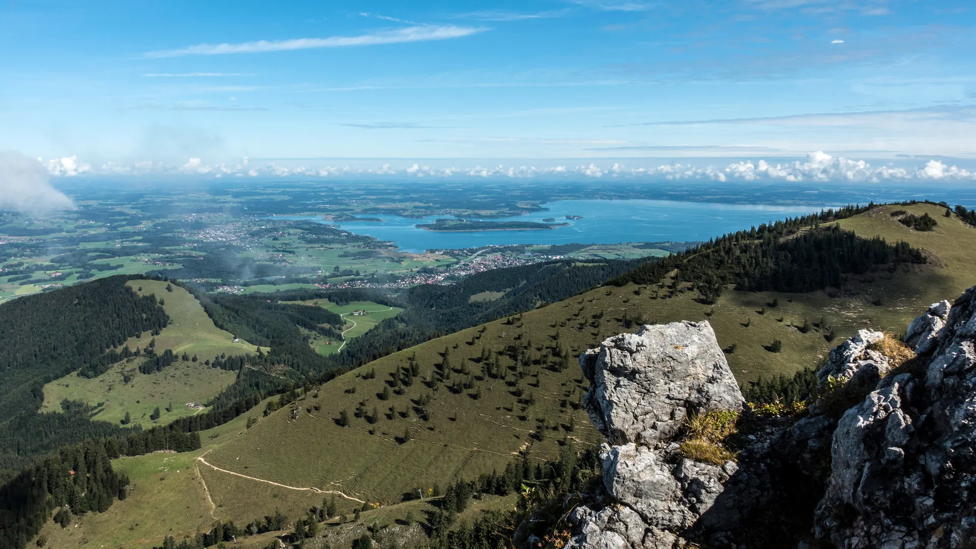 Ausblick von den Voralpen über das Alpenvorland mit See